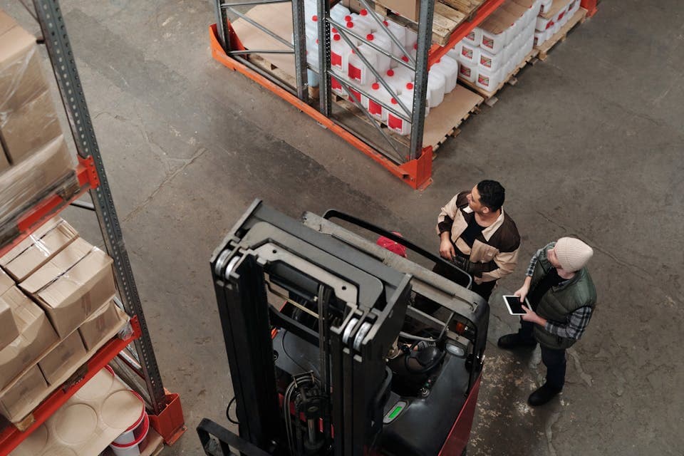 Skladový tím sleduje čas pri logistickej práci